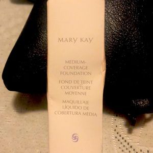 Mary Kay medium coverage foundation ivory 200